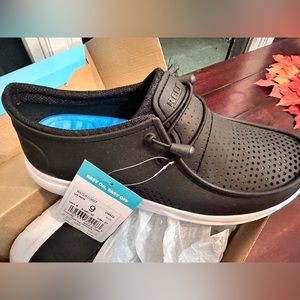 Men's size 9 Black Reef water Coast shoes